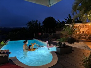 Piscine ext érieure, chaises longues