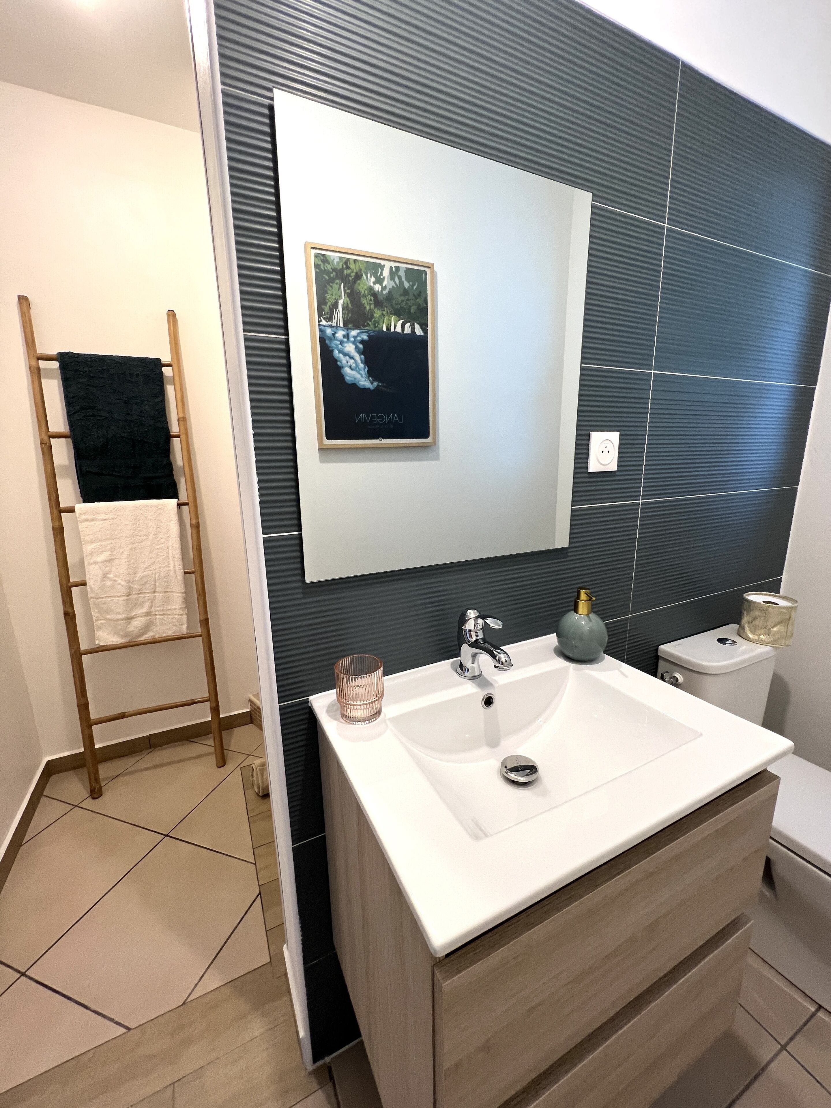 Rom – comfort, 1 queensize-seng, privat bad | Bad | Dusj, regndusjhode, hårføner og såpe