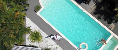 Piscina externa, espreguiçadeiras