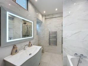 Chuveiro, secador de cabelo, toalhas de banho 