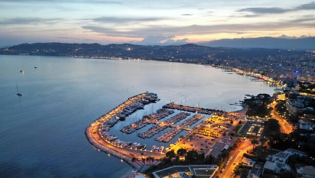 An aerial view of a marina with boats docked, a parking area, and buildings along the waterfront. - 2 bedrooms with terrace 1 minute from the Palais Cannes Croisette Apartment (Cannes)