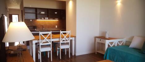 Apartament Deluxe, 1 dormitori, accés a la piscina, vistes a l'oceà | Sala d'estar | Televisor intel·ligent de 43 polzades amb canals per cable