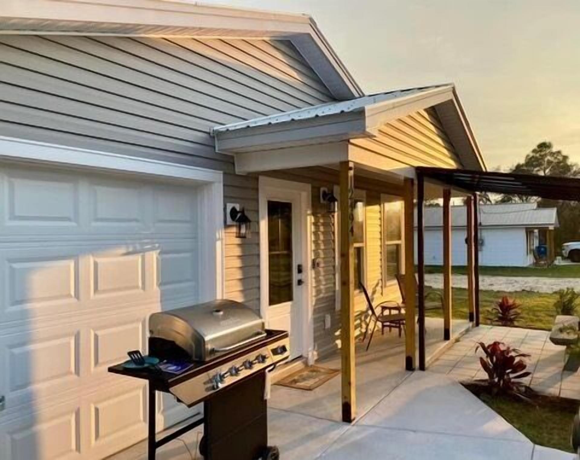 Beautiful 3 Bedroom dream home, pet friendly, close to the mermaids!