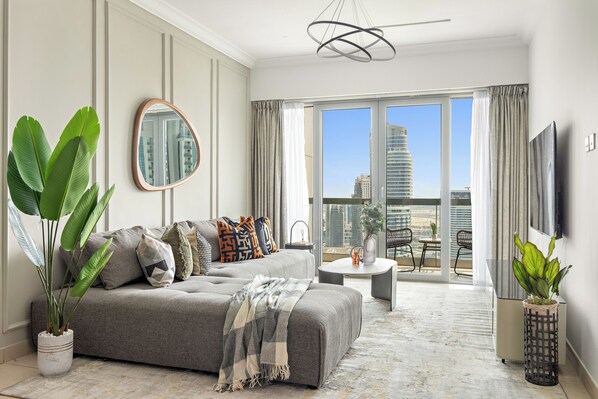 Premier Apartment | Living area | 43-inch Smart TV with digital channels - Silkhaus - 8 BLVD Walk (Dubai)