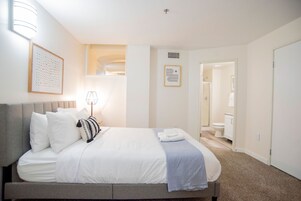 2 habitaciones, escritorio y espacio para trabajar con laptop 