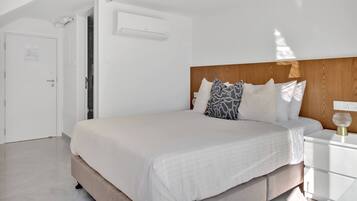 Luxury Studio | In-room safe, blackout drapes, iron/ironing board, free WiFi