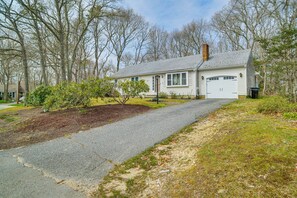 Interior - 2 Mi to Covells Beach: Centerville Home w/ Deck (Centerville)