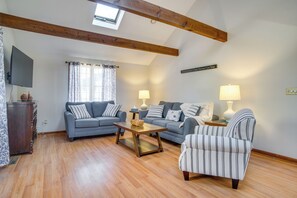 House (3 Bedrooms) | Interior - Golf & Unwind: Family Home 2 Mi to Covells Beach! (Centerville)