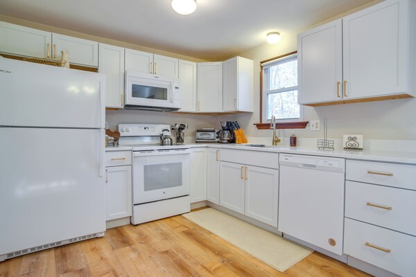 Golf & Unwind: Family Home 2 Mi To Covells Beach! - Sandwich, MA