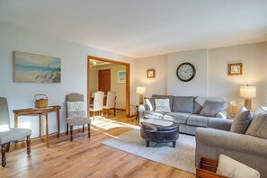 Interior - 2 Mi to Covells Beach: Centerville Home w/ Deck (Centerville)