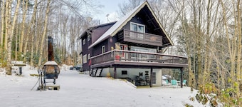 Pet-friendly Home w/ Deck: 4 Mi to Jay Peak Resort