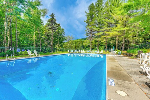 Pet-friendly Home w/ Deck: 4 Mi to Jay Peak Resort