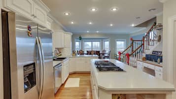 House (5 Bedrooms) | Interior