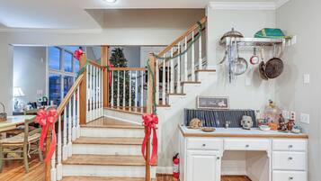 House (5 Bedrooms) | Interior