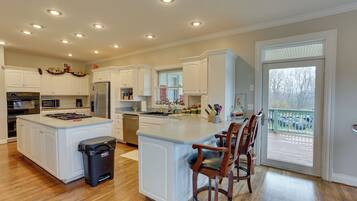 House (5 Bedrooms) | Interior