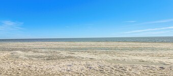 Lakefront Aitkin Home w/ Sunroom: Walk to Beach!