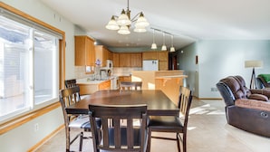 Una cocina amplia con armarios de madera, una mesa de comedor con sillas y una isla integrada.