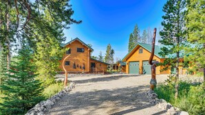 A log cabin with a gravel driveway and a stone border, surrounded by trees. - 4 Mi to Rocky Mtn Nat'l Park: Cabin Near Town! (Grand Lake)
