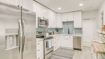 House (5 Bedrooms) | Interior