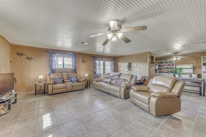 Capitan Vacation Rental w/ Grill, Near Ruidoso!