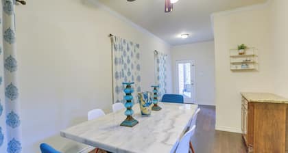 Family-friendly Irving Townhome w/ Yard!