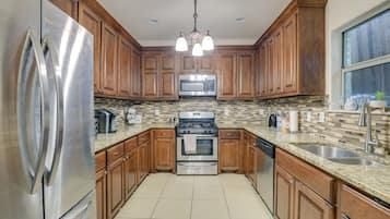 Apartment (3 Bedrooms) | Private kitchen | Paper towels