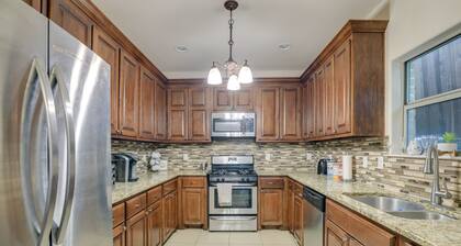 Family-friendly Irving Townhome w/ Yard!