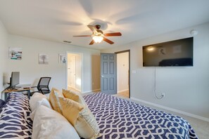 House (3 Bedrooms) | Interior - Family Home w/ Screened Porch in Davenport (Davenport)