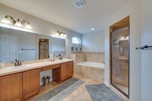 Interior - Family Home w/ Screened Porch in Davenport (Davenport)