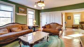 Rumah (3 Bedrooms) | Bagian depan properti