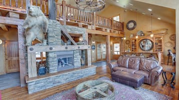 House (6 Bedrooms) | Interior