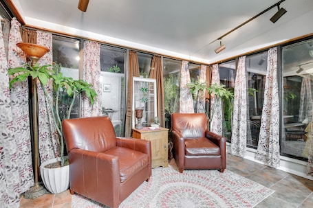 Interior. Walk to Dallas/at&t Stadium: Family Home w/ Patio!