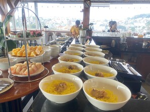 Tägliches Frühstücksbuffet gegen Gebühr