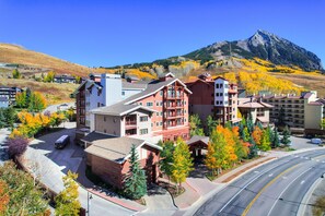 Studio | Exterior - Modern King Room In Heart Of Mt. Crested Butte Hotel Room by RedAwning (Crested Butte)