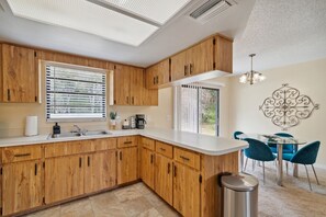 House, 3 Bedrooms | Private kitchen | Fridge, oven, coffee/tea maker - Charming Cottage Escape 3 Bedroom Home by RedAwning (Crystal River)