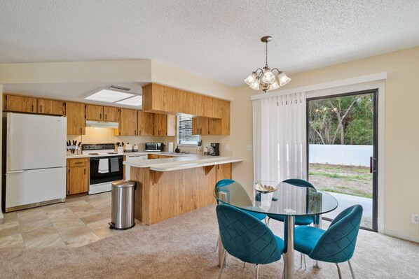 House, 3 Bedrooms | Private kitchen | Fridge, oven, coffee/tea maker - Charming Cottage Escape 3 Bedroom Home by RedAwning (Crystal River)