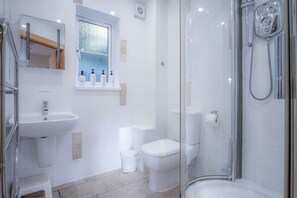 标准村舍 | 浴室 | 淋浴设施、毛巾