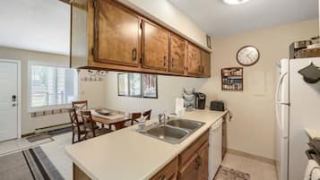 Condo, 3 quartos | Cozinha privada | Geladeira, fogão, cafeteira/chaleira, torradeira