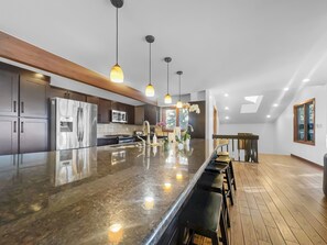 House, 5 Bedrooms | Private kitchen | Fridge, oven, coffee/tea maker, toaster - 208 Tenderfoot 5 Bedroom Home by RedAwning (Dillon)