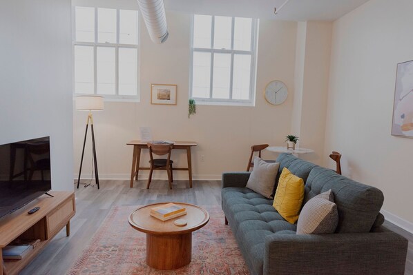 Leilighet – deluxe, 2 soverom | Oppholdsområde | En 42-tommers smart-TV med digitale kanaler samt Netflix og Hulu