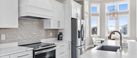 Refrigerador, microondas, horno, placa de cocina