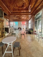 Desayuno con opciones de la cocina local incluido todos los días 