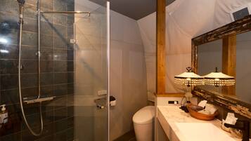 Ducha, secador de pelo, batas, pantuflas