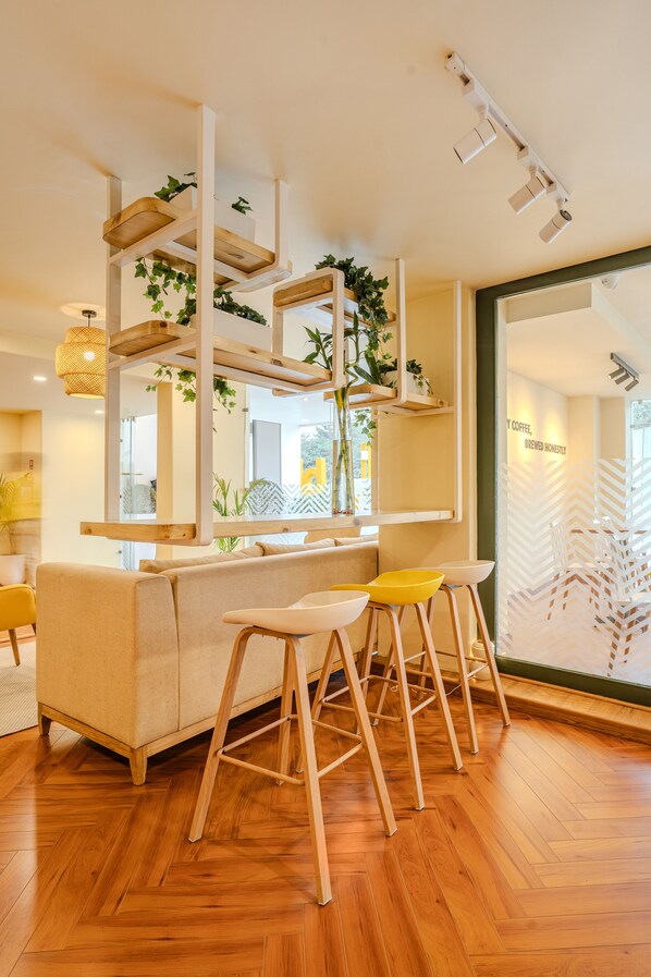 Lobby sitting area - Bloom Hotel - Medicity Gurugram, Near Medanta Hospital (Gurugram)