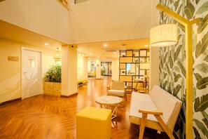 Lobby sitting area - Bloom Hotel - Medicity Gurugram, Near Medanta Hospital (Gurugram)