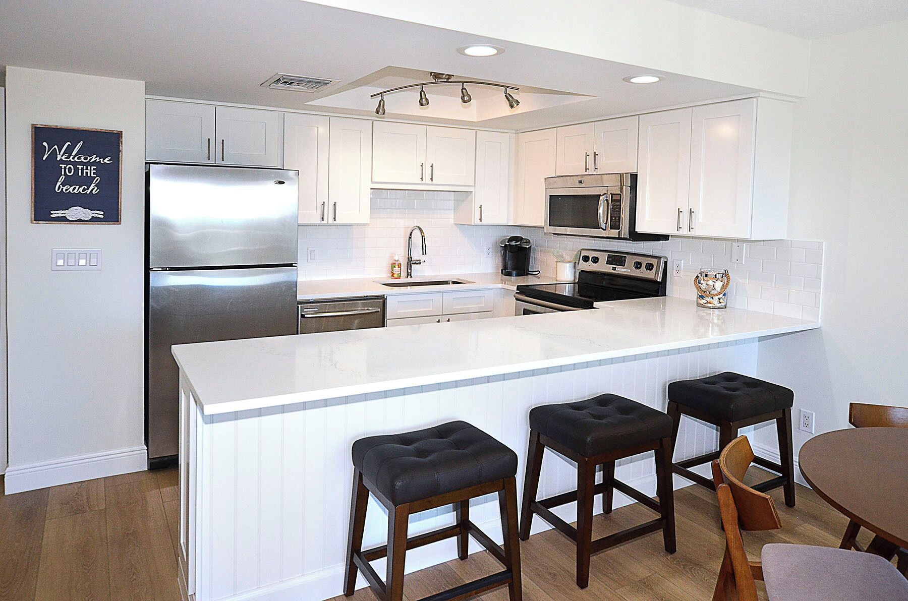 Refrigerador, horno, parrilla de estufa y cafetera y tetera 