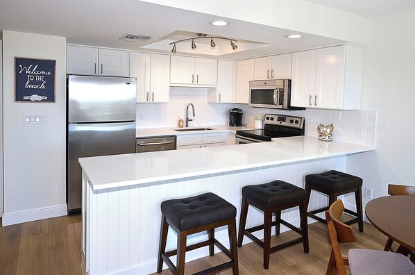 Kühlschrank, Ofen, Herdplatte, Wasserkocher mit Kaffee-/Teezubehör