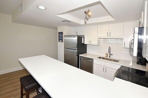 Køleskab, ovn, kogeplade, kaffe-/temaskine