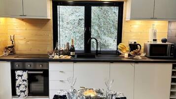 Fridge, microwave, oven, coffee/tea maker