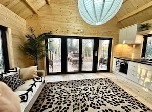 Smart TV - Narnia: Magical Woodland, outdoor Hot Bath & Dog-Friendly (Hagworthingham)